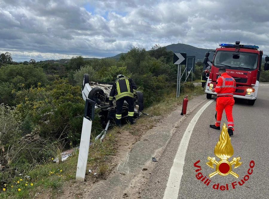 Con l’auto contro il guardrail sulla Olbia-Golfo Aranci, un giovane ferito