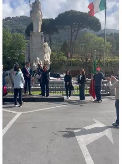25 Aprile a Pietrasanta, l’ex colonnello ricorda le rappresaglie naziste: dalla piazza partono i fischi e “Bella ciao” – Il video