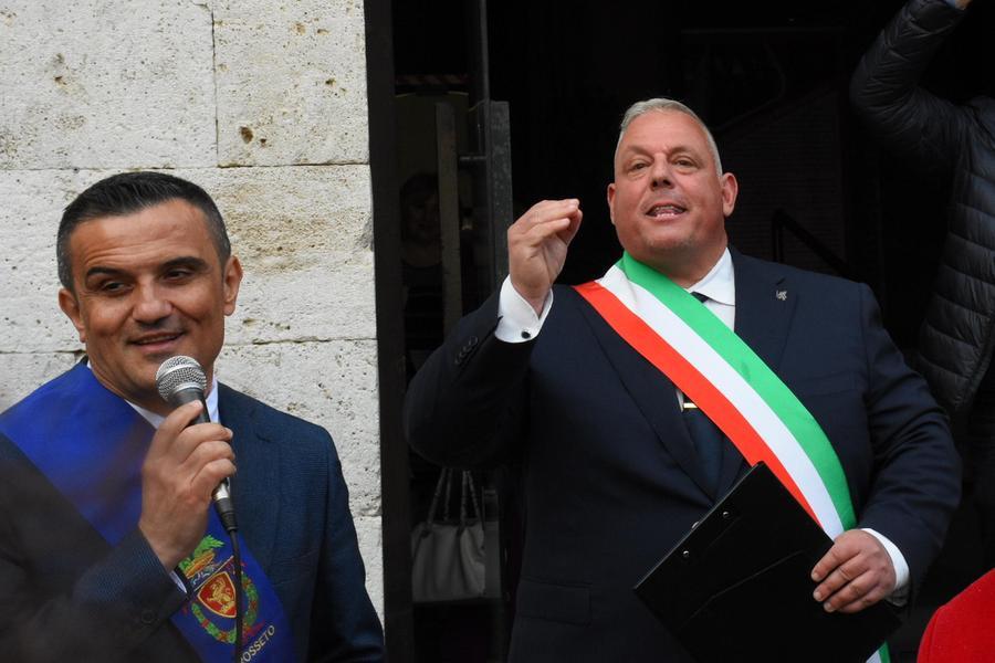 
	Il sindaco durante l'intervento in piazza (foto Agenzia Bf)

