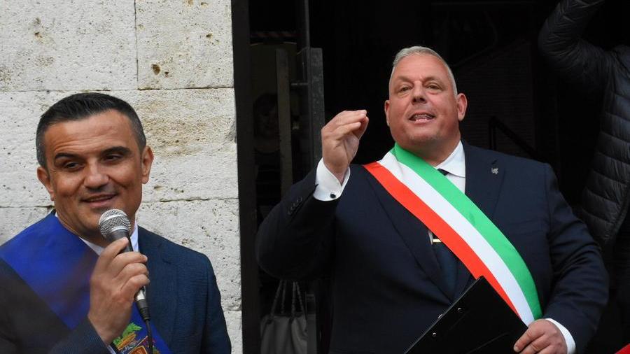 Il sindaco durante l'intervento in piazza (foto Agenzia Bf)