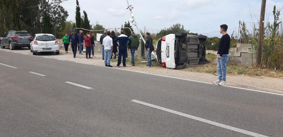 Sorso, auto contro un palo sulla provinciale 48