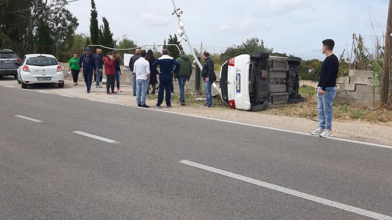 Sorso, auto contro un palo sulla provinciale 48