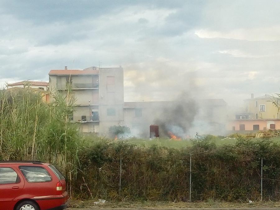 Paura a Tortolì: l’incendio di un canneto arriva a un terreno e minaccia le case abitate