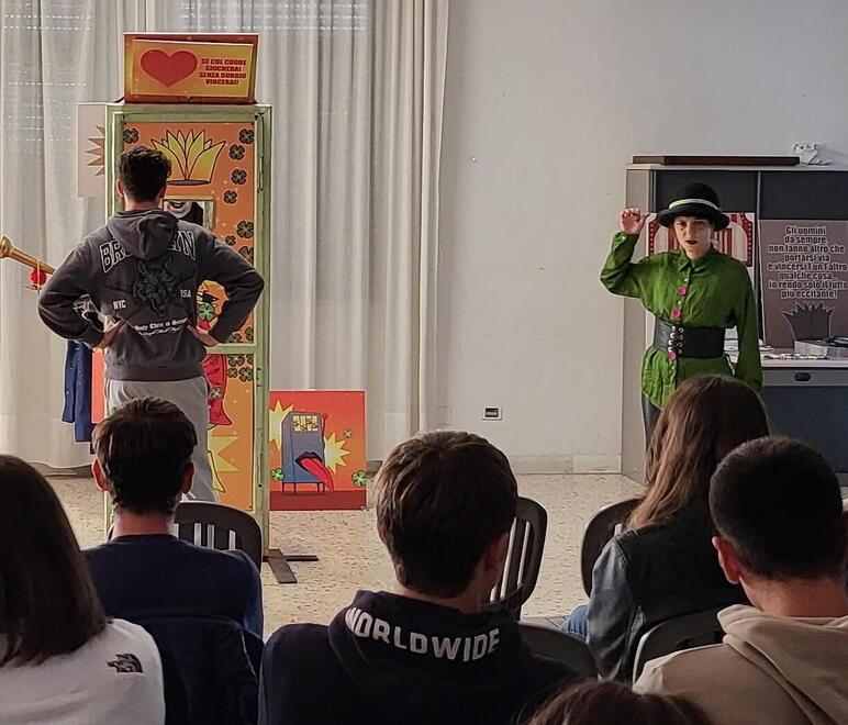 Asl, la lotta all’azzardopatia entra nelle scuole grazie al teatro