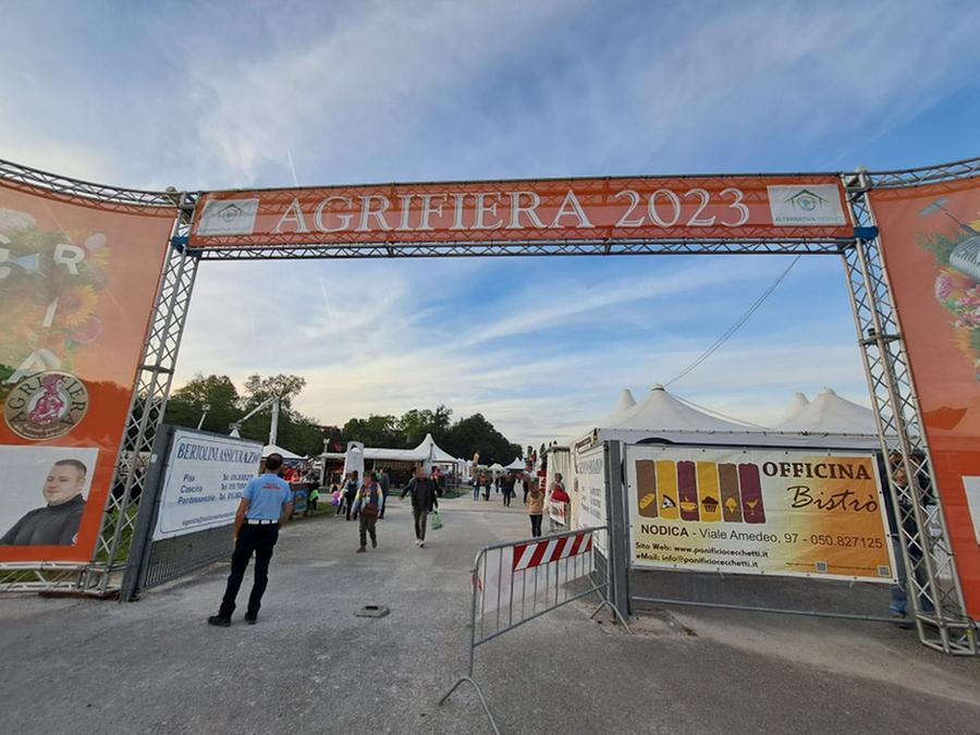 
	Un agente della municipale all&rsquo;esterno dell&rsquo;ingresso di Agrifiera

