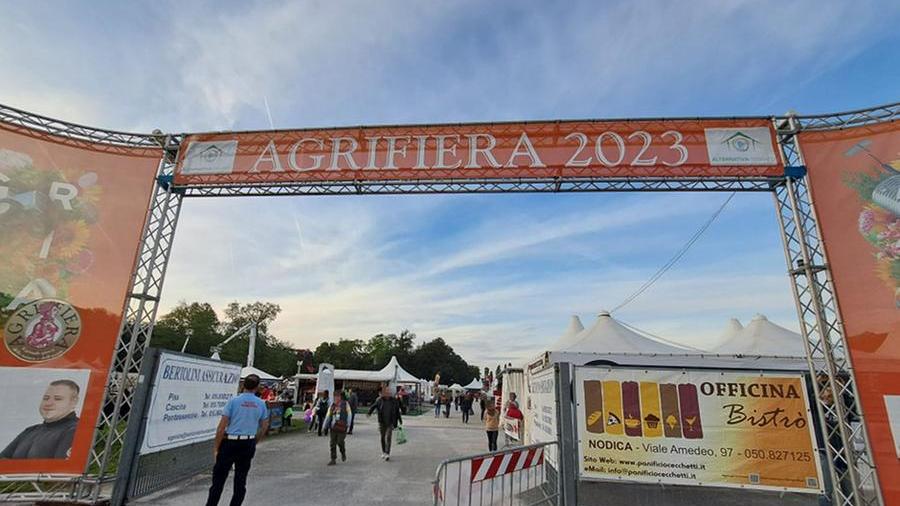 Un agente della municipale all’esterno dell’ingresso di Agrifiera