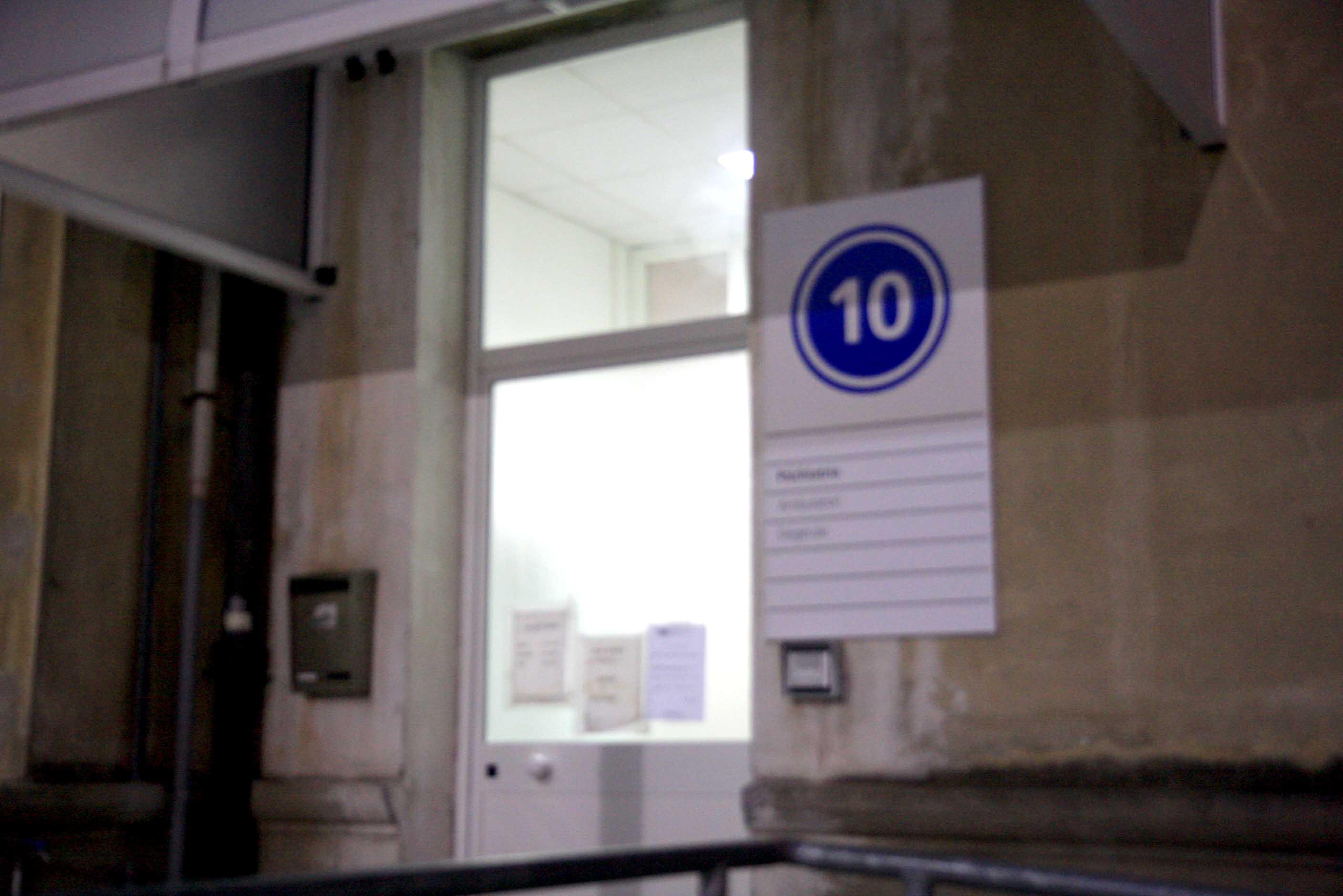 L'ingresso del decimo padiglione dell'ospedale (foto Pentafoto/Archivio Tirreno)