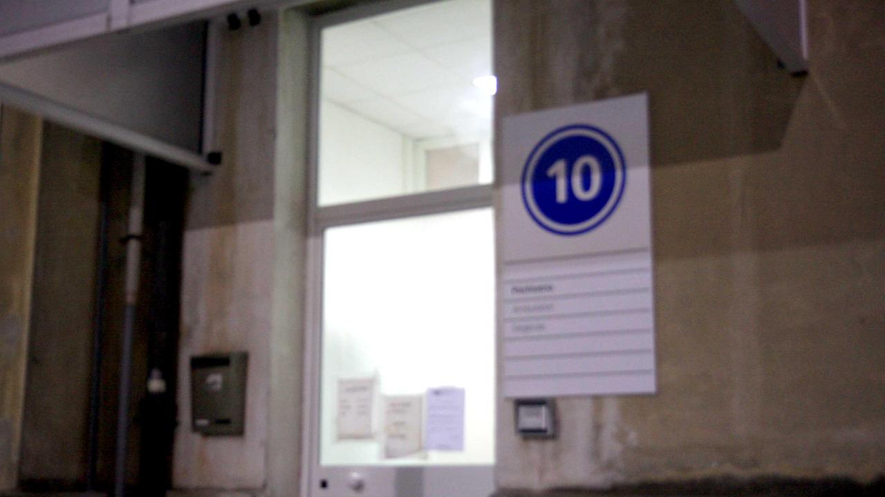 L'ingresso del decimo padiglione dell'ospedale (foto Pentafoto/Archivio Tirreno)