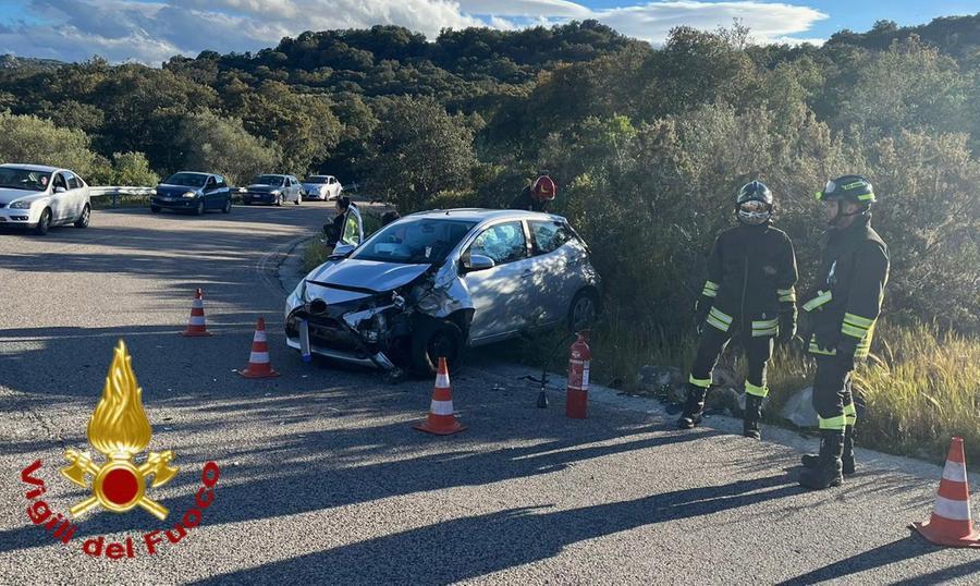 Olbia, scontro frontale in curva fra due auto: tre feriti