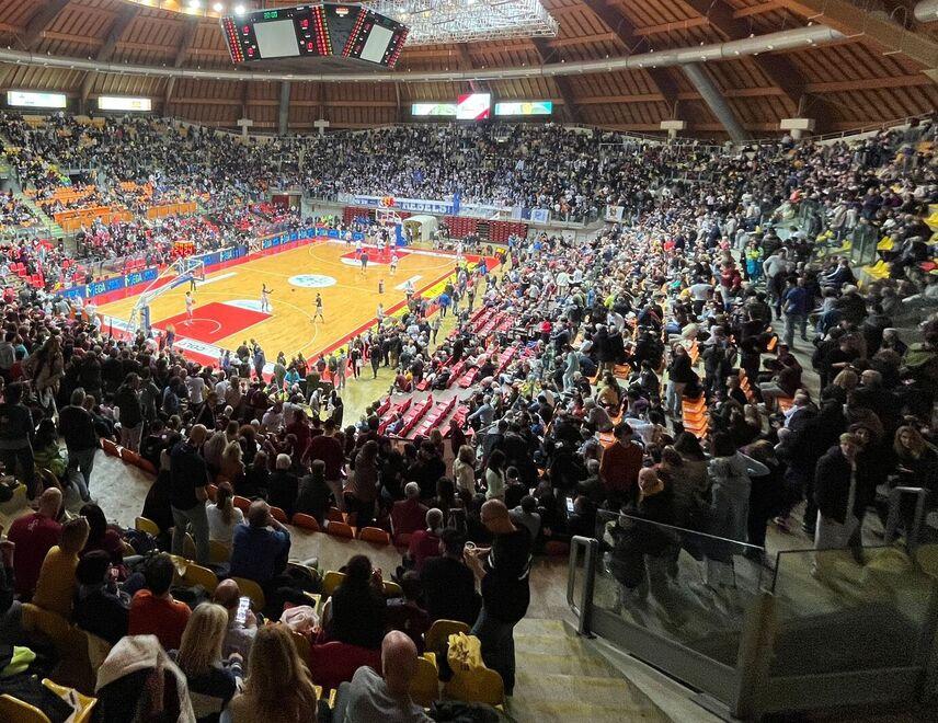 C’è Biagio Antonacci al PalaModì, l’eventuale derby playoff di basket rischia lo slittamento 