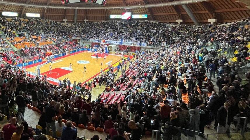 C’è Biagio Antonacci al PalaModì, l’eventuale derby playoff di basket rischia lo slittamento