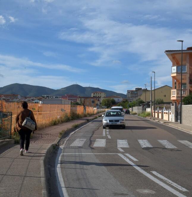 Olbia, la strada sul lungomare fa scuola: nuove strisce pedonali solo rialzate 