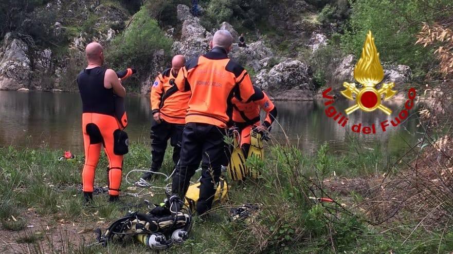 Vigili del fuoco e sommozzatori per cercare una persona dispersa nel territorio di Escalaplano