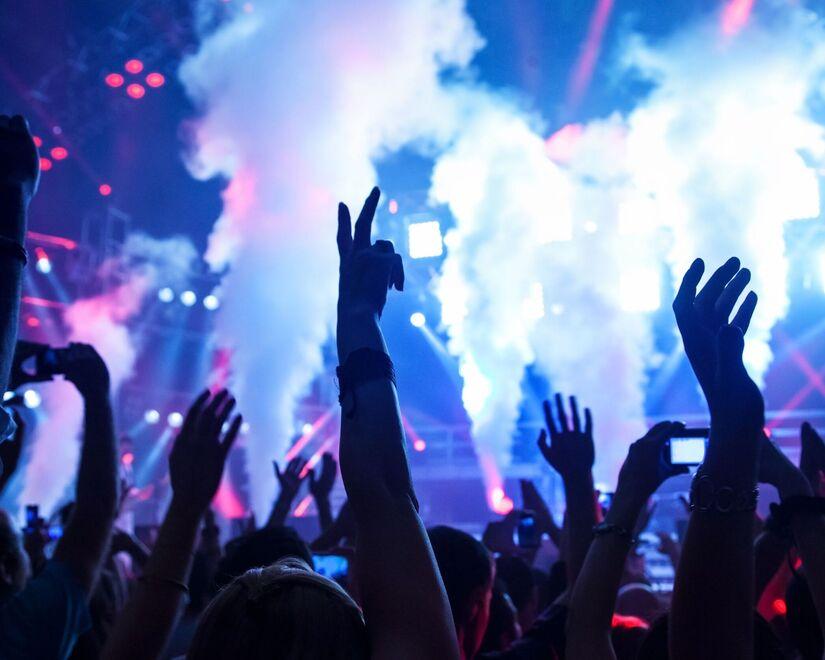 Modena Scoppia una rissa in discoteca Poi calci e pugni al buttafuori 
