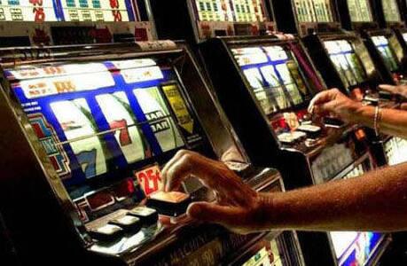 Modena «La slot, un mostro meccanico che distrugge» Alessandra, ex giocatrice, si racconta alla Tenda 