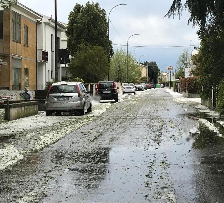 Pioggia e grandine nella Bassa Reggiana Si teme per i frutteti