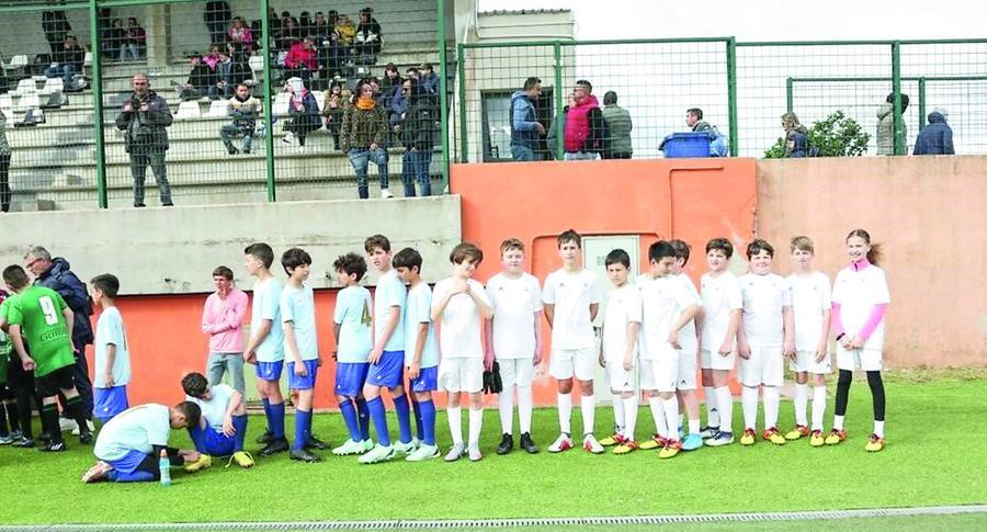 
	La mista Israele-Palestina e i bambini ucraini a bordo campo, un compagno allaccia gli scarpini all&rsquo;altro

