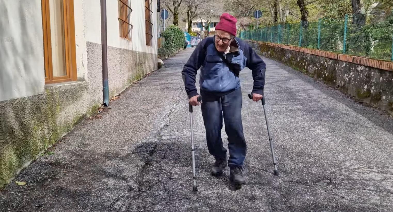 Germano, partigiano di 98 anni, alla cerimonia del 25 aprile anche con le stampelle: «Dovevo esserci» – Video