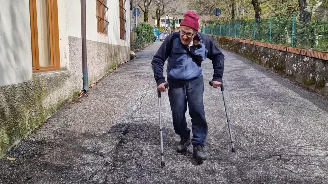 Germano, partigiano di 98 anni, alla cerimonia del 25 aprile anche con le stampelle: «Dovevo esserci» – Video