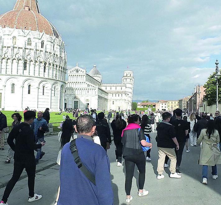 Piazza dei Miracoli presa d’assalto da migliaia di turisti e visitatori per il 25 aprile (foto Fabio Muzzi)