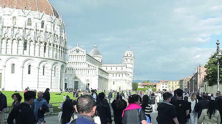 Piazza dei Miracoli presa d’assalto da migliaia di turisti e visitatori per il 25 aprile (foto Fabio Muzzi)