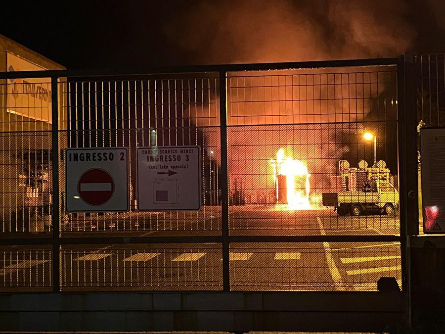 
	L'incendio nella zona industriale di Ponsacco (Foto di Franco Silvi)

