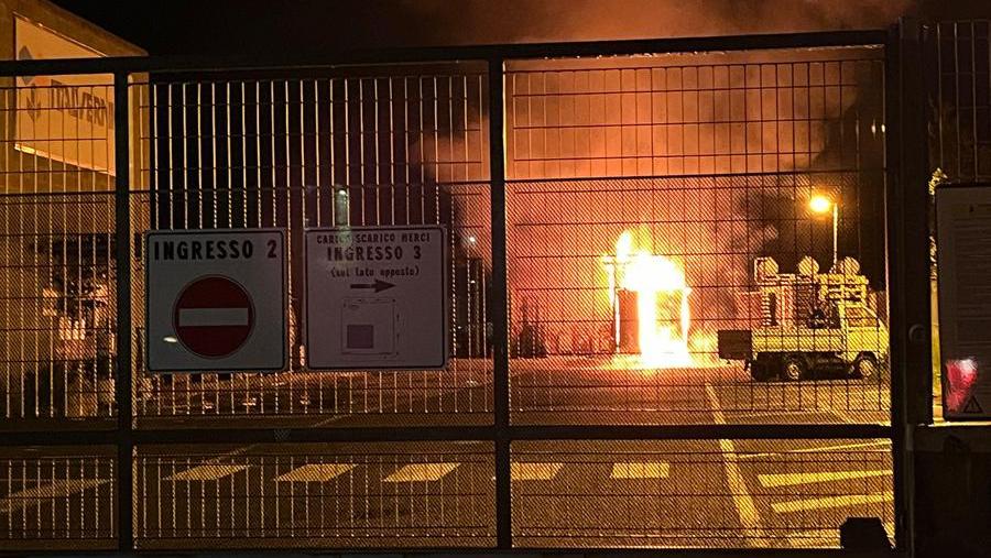L'incendio nella zona industriale di Ponsacco (Foto di Franco Silvi)