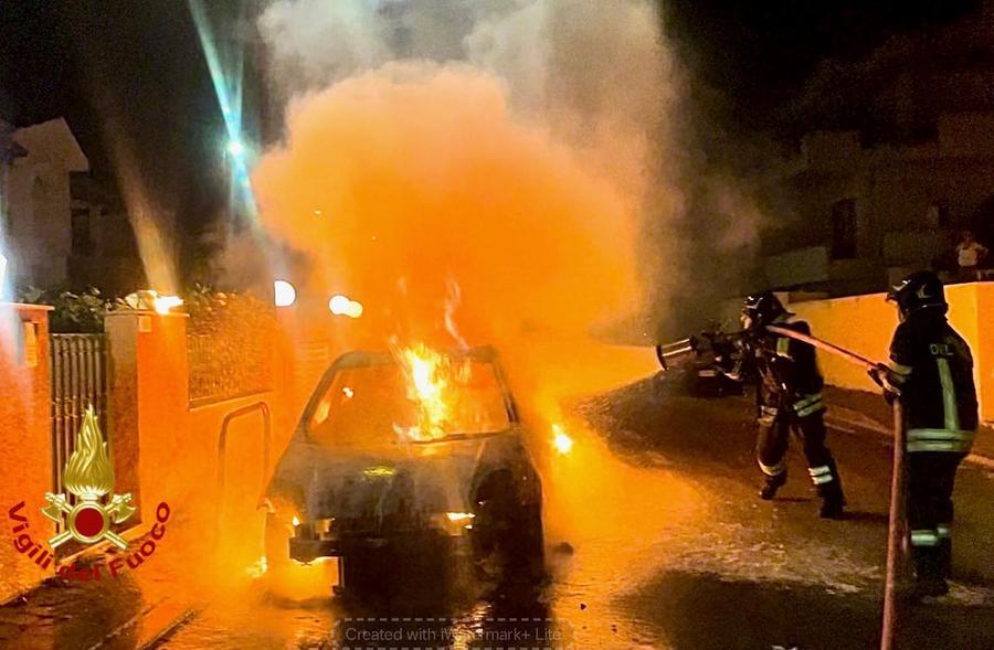 Olbia, auto distrutta da un incendio in via Quasimodo