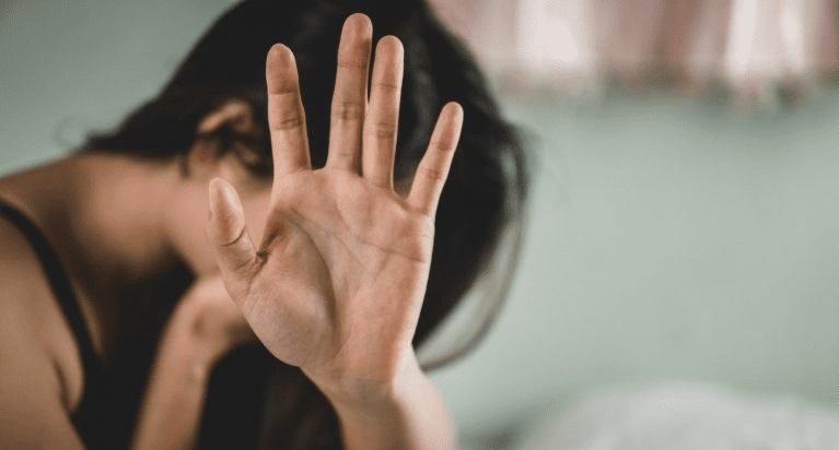 Umiliata, maltrattata e picchiata dal marito, anche davanti ai figli: va dai carabinieri e mostra i lividi