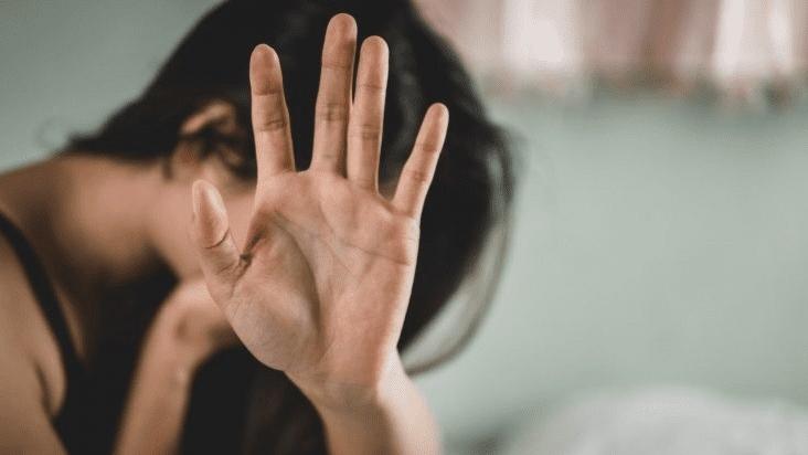 Umiliata, maltrattata e picchiata dal marito, anche davanti ai figli: va dai carabinieri e mostra i lividi