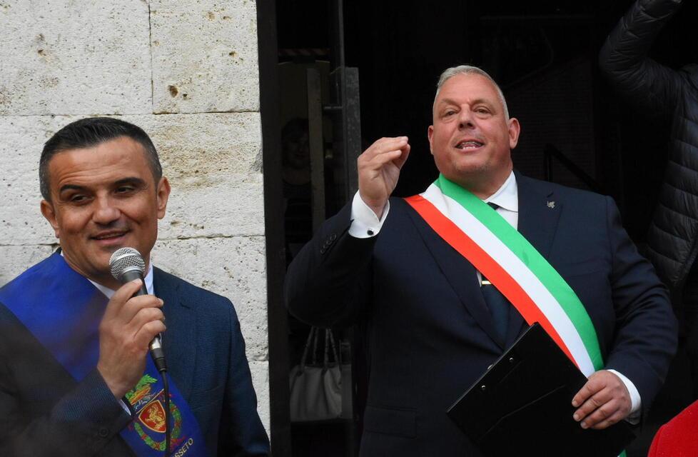 Il sindaco contestato in piazza. «Vergognatevi, fatemi parlare» 