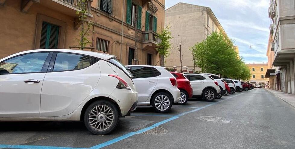 Nuove colonnine per i parcheggi a Piombino, paghi la sosta e riscuotono in Lussemburgo