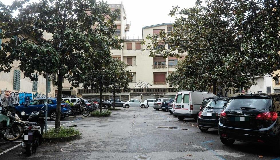 Piazza Brunelleschi, ok al restyling verde con parcheggi e panchine