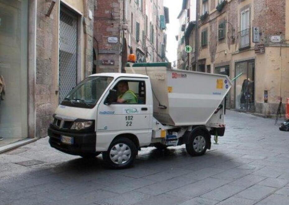 Lucca, aumentano le bollette dei rifiuti: «Colpa del piano dello scorso anno»