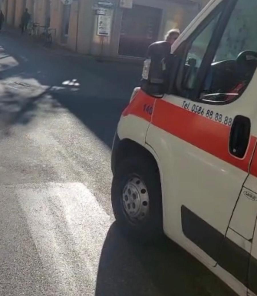 Corso Mazzini, investita sulle strisce da un monopattino contromano