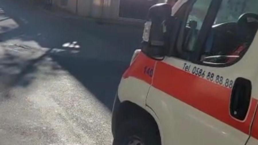 Corso Mazzini, investita sulle strisce da un monopattino contromano