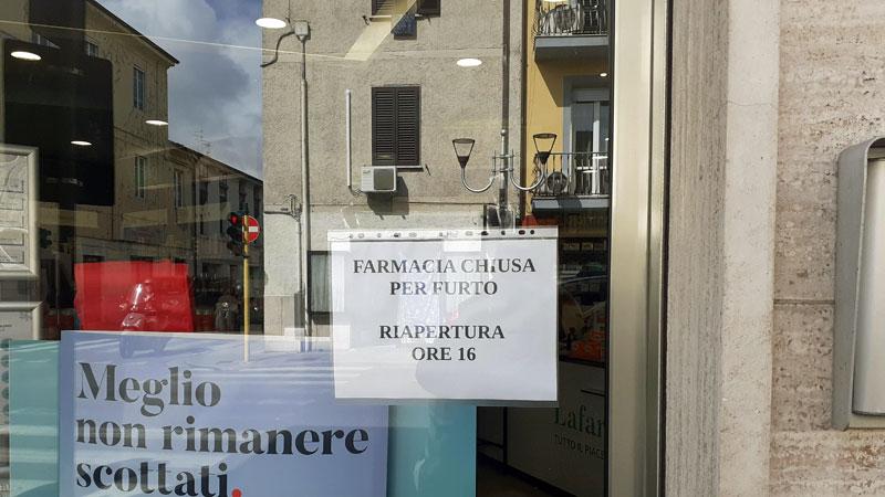 Viareggio, ancora scorribande dei ladri in centro e in pineta: derubati la farmacia Regia, l’Auser e tre chioschi