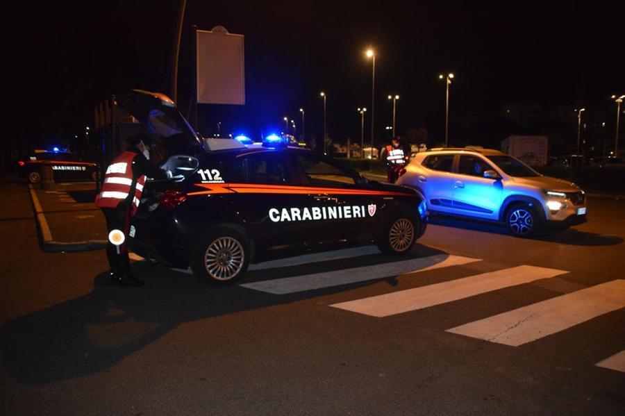 Livorno, dà in escandescenze fuori dalla discoteca e minaccia i carabinieri: denunciato