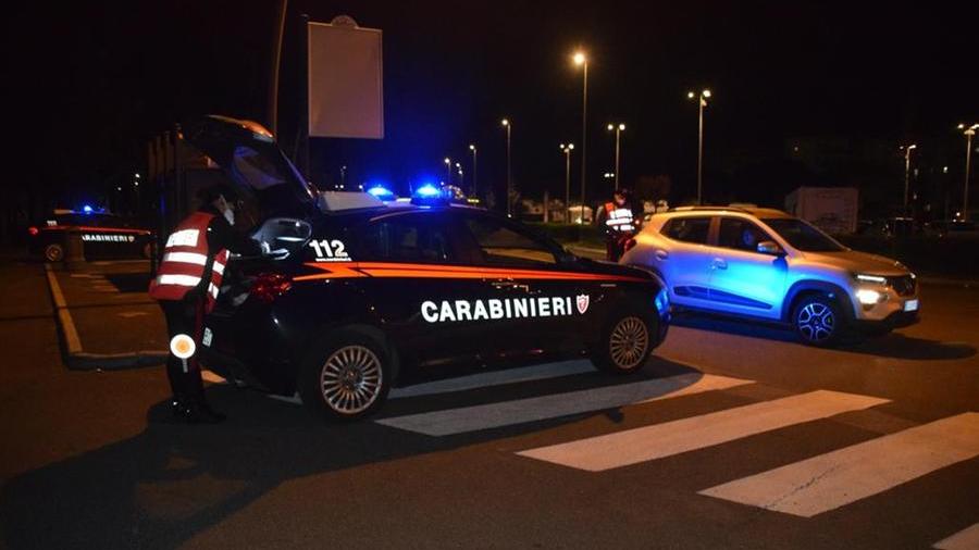 Livorno, dà in escandescenze fuori dalla discoteca e minaccia i carabinieri: denunciato