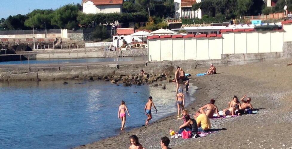 Ombrelloni e sdraio a noleggio nell’ex Punto azzurro a Caletta