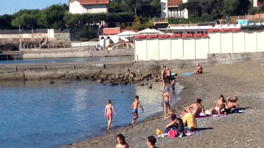 Ombrelloni e sdraio a noleggio nell’ex Punto azzurro a Caletta
