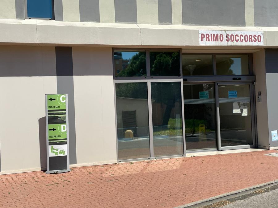 
	L'esterno del primo soccorso a Follonica (foto Giorgio)

