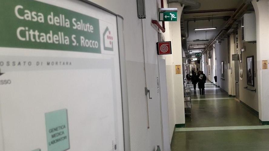 Ferrara, non vuole mettersi la mascherina e dà un pugno al volontario