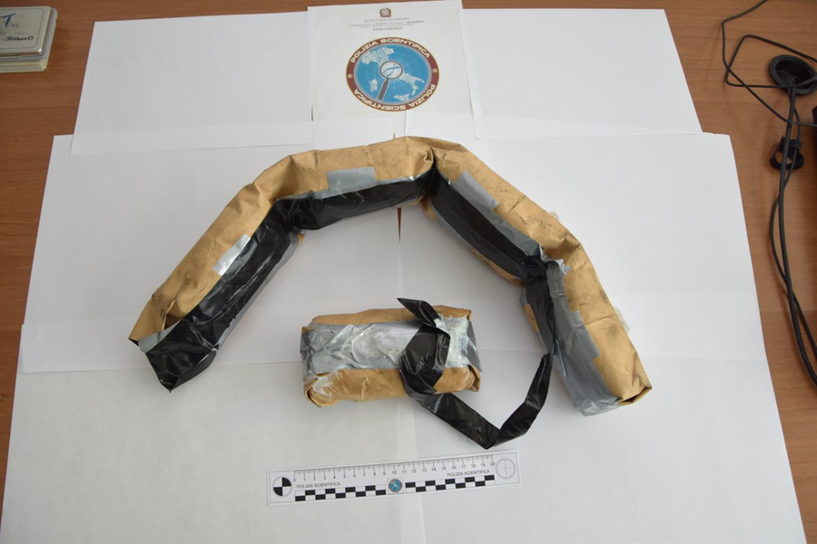 Porto Torres, sbarca con 1,3 chili di cocaina nella ruota di scorta: arrestato