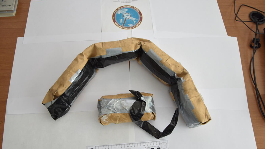 Porto Torres, sbarca con 1,3 chili di cocaina nella ruota di scorta: arrestato