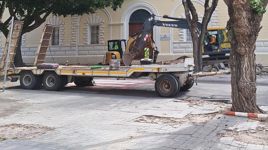 
	Un escavatore nel cantiere di piazza Manno

