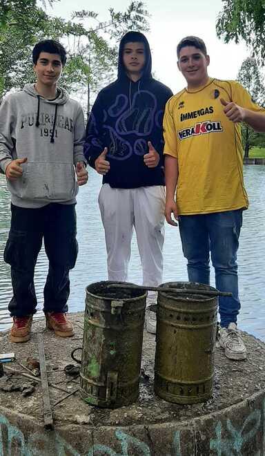 Modena. Pescano ferro dal lago al parco Amendola