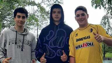 Modena. Pescano ferro dal lago al parco Amendola