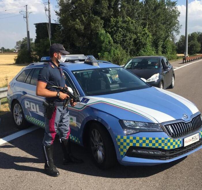 Modenese a Riccione fugge in auto e picchia due poliziotti 