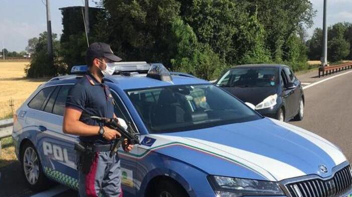 Modenese a Riccione fugge in auto e picchia due poliziotti
